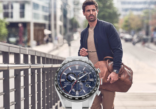 Mann mit Uhr und Tasche, geht auf der Straße, Citizen-Uhr