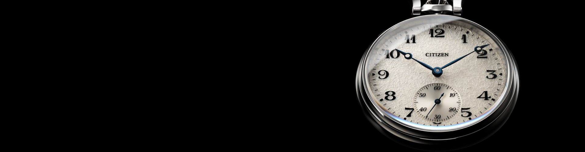 Nahaufnahme einer Citizen-Taschenuhr mit schwarzem Hintergrund.