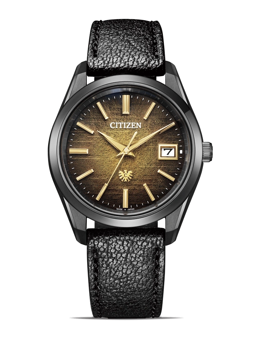 Citizen-Uhr mit schwarzem Lederarmband und goldenen Akzenten auf grünem Hintergrund