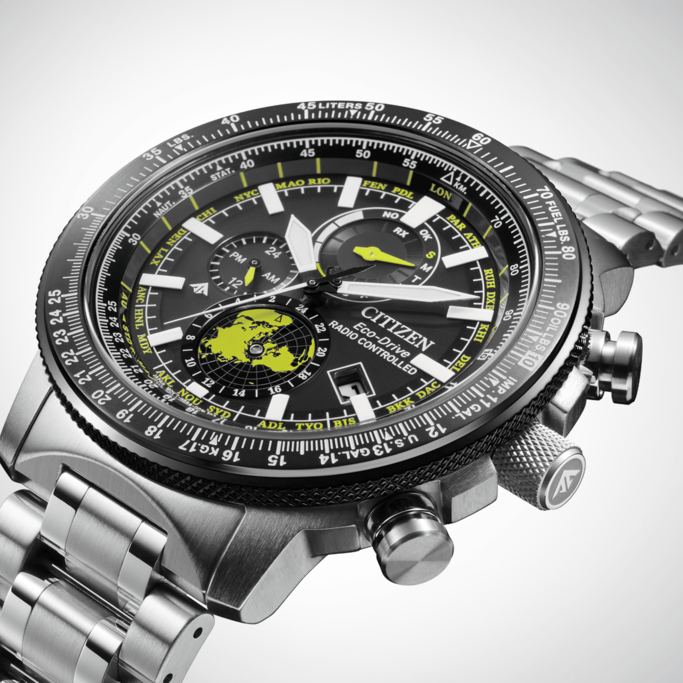 Citizen Eco-Drive Uhr mit schwarzem Zifferblatt, Weltkarte und silbernem Armband.