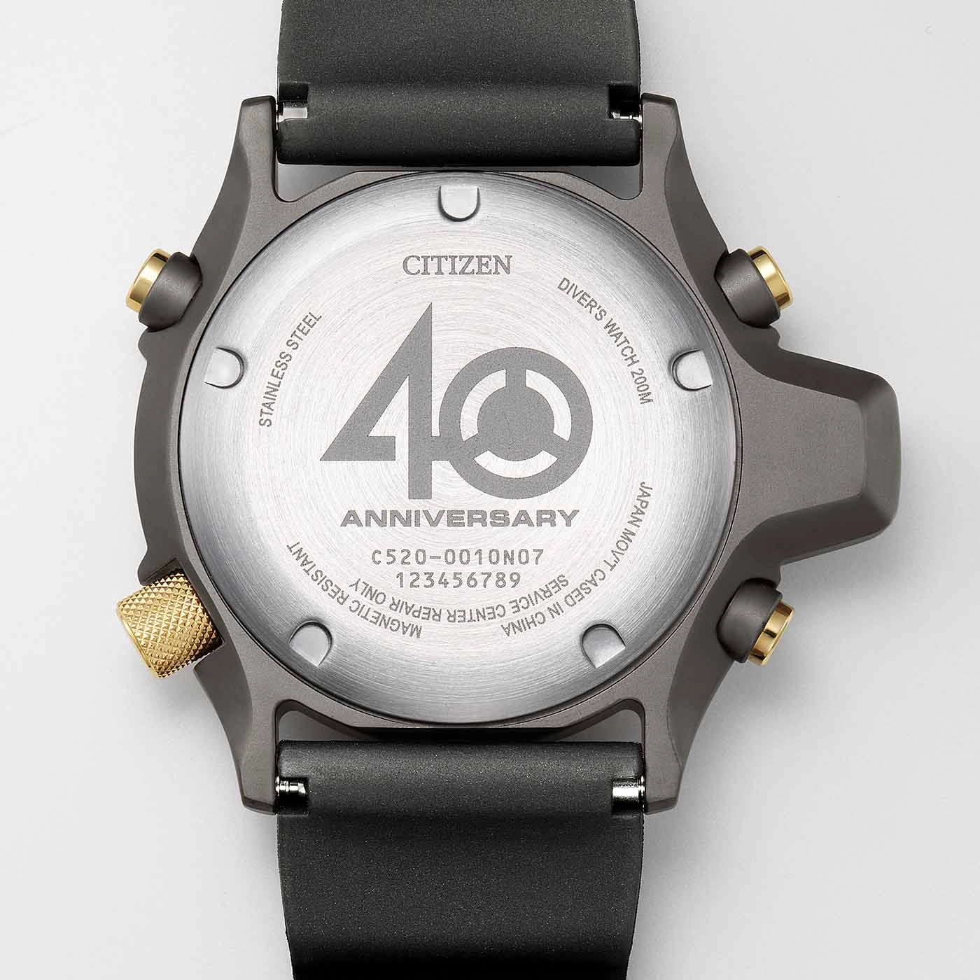 Citizen-Uhrenrückseite mit Text: Edelstahl, Jubiläum, Taucheruhr, Japan.
