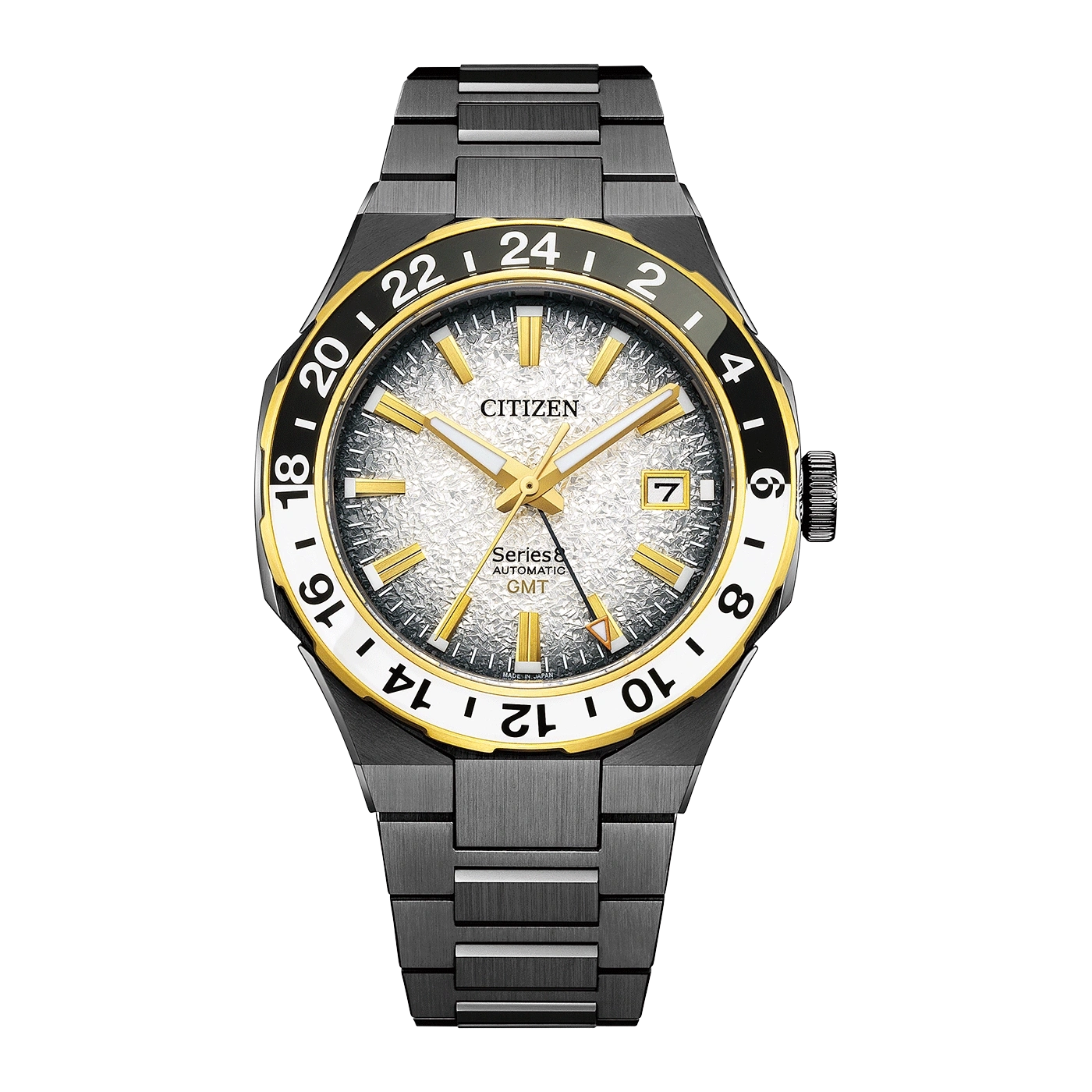 Citizen Series 8 GMT Uhr mit schwarzen und goldenen Akzenten, weißes Zifferblatt.