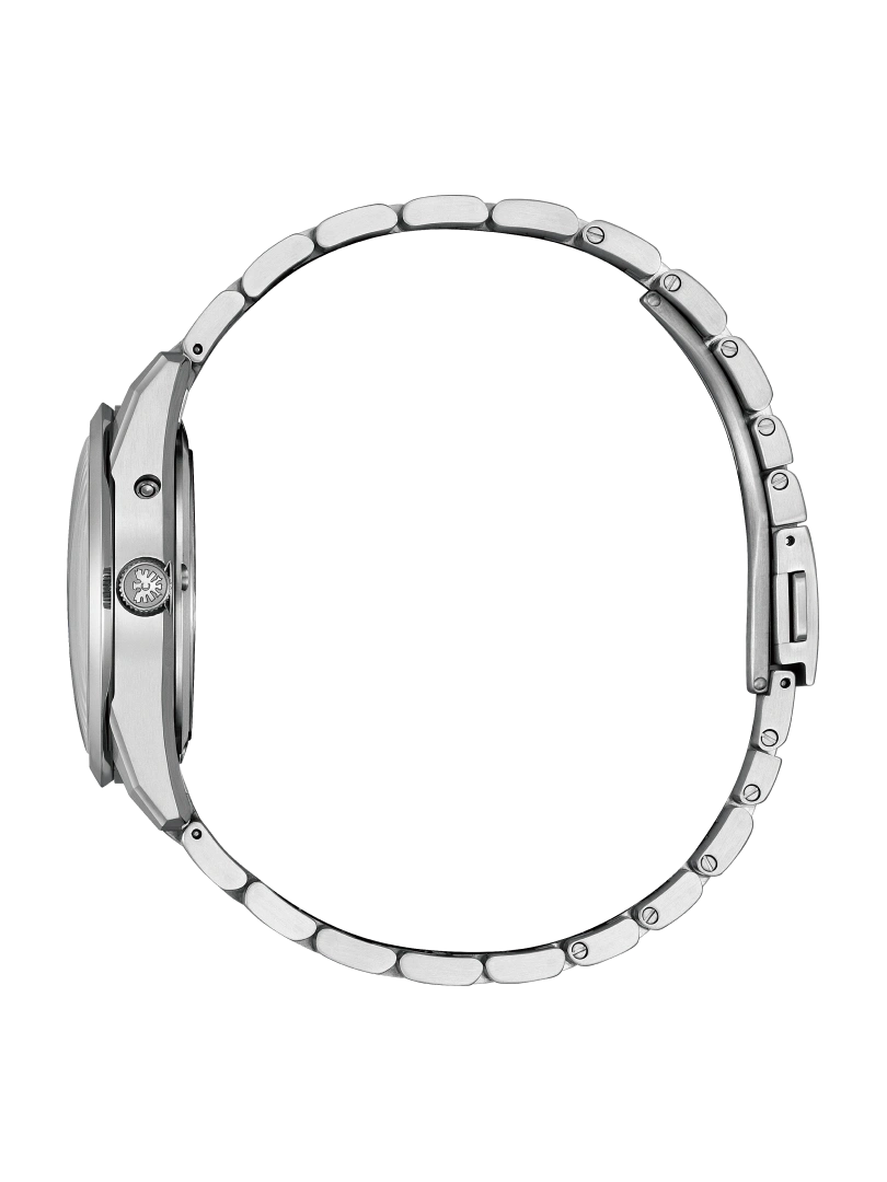 Seitenansicht einer silbernen Armbanduhr mit Metallband auf schwarzem Hintergrund.