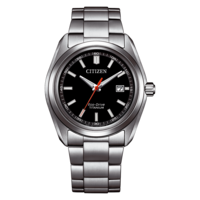 Eine Citizen Eco-Drive Titanium Uhr mit schwarzem Zifferblatt und silbernem Armband.