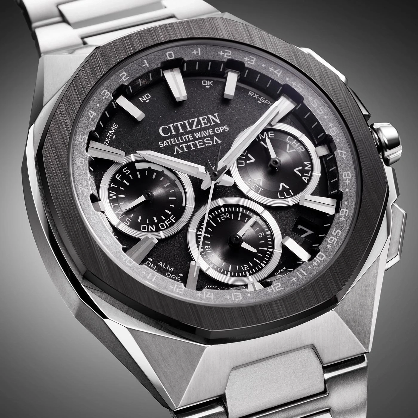 Nahaufnahme einer Citizen Attesa Uhr mit schwarzem Zifferblatt und silbernem Armband.