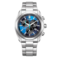 Eine silberne Citizen Eco-Drive Titanium Chronographenuhr mit blauem Sonnenschliff-Zifferblatt.