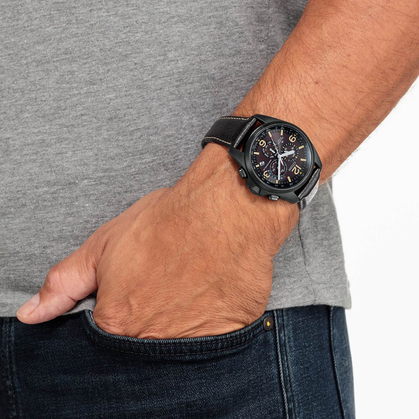 Mann mit schwarzer Uhr und Lederarmband, Hand in der Hosentasche.