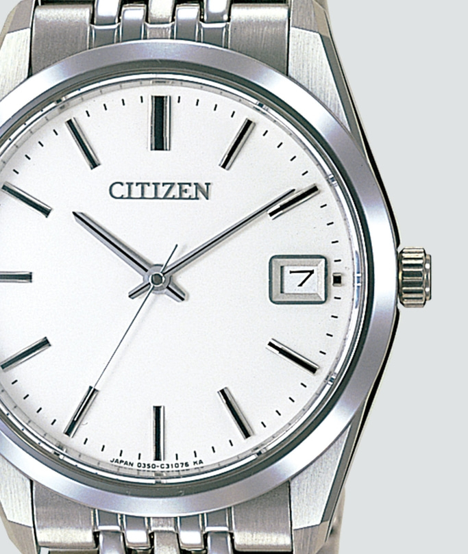Nahaufnahme einer Citizen-Uhr mit weißem Zifferblatt und Datumsanzeige.