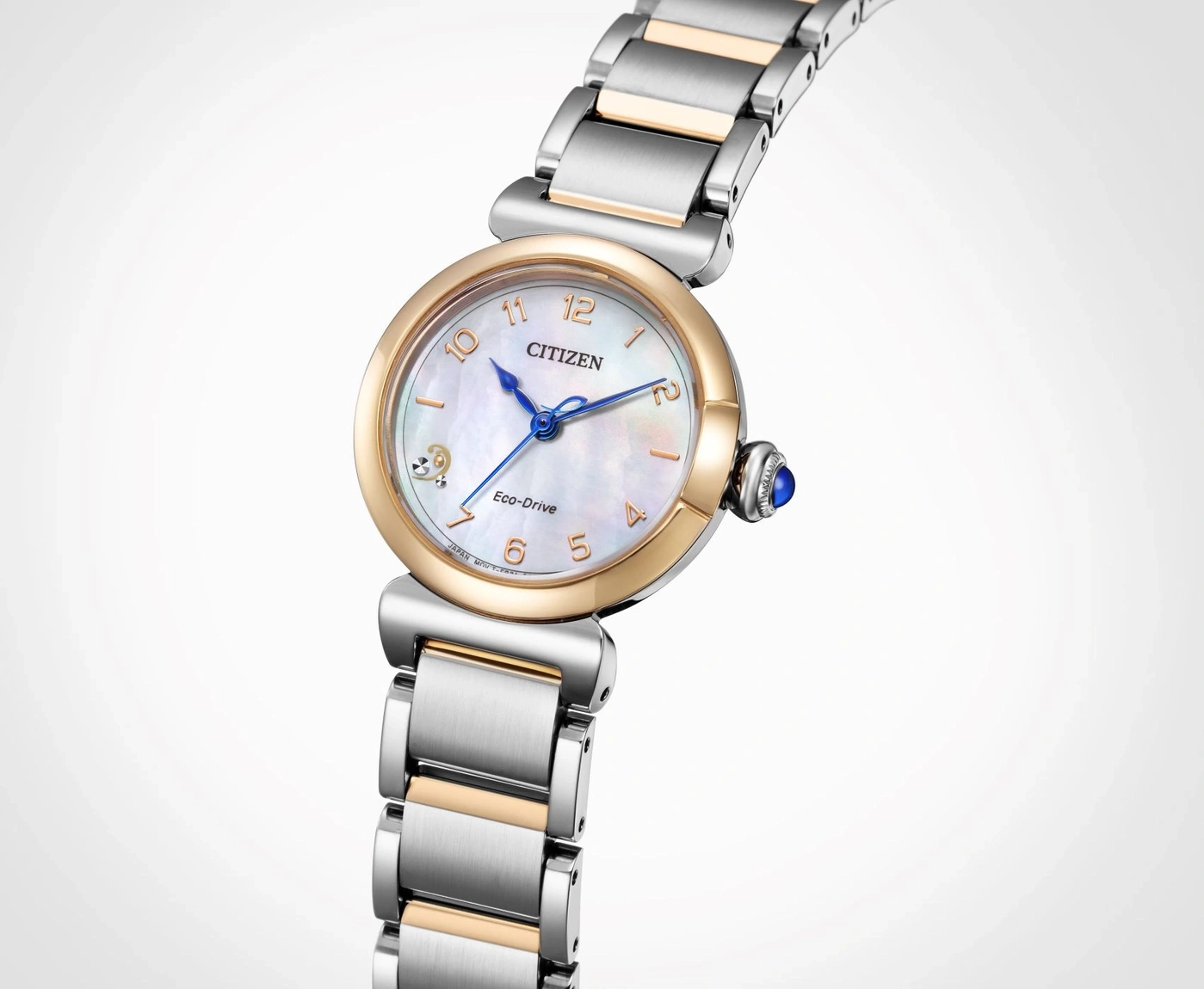Citizen Eco-Drive Uhr mit Gold- und Silberakzenten, blauen Zeigern und einem Perlmutt-Zifferblatt.