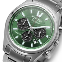 Nahaufnahme einer grünen Citizen Eco-Drive-Uhr mit silbernem Armband.