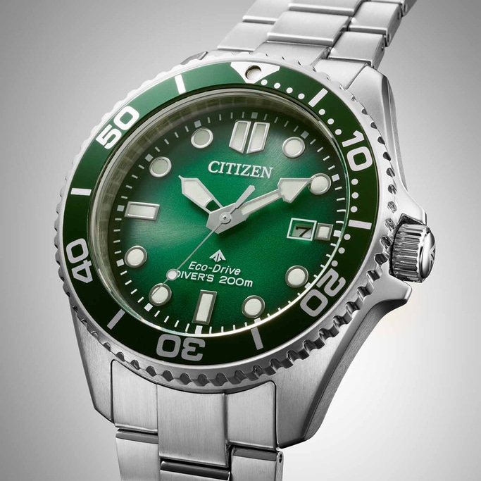 Citizen Eco-Drive Taucheruhr mit grünem Zifferblatt und Lünette, Edelstahlarmband.