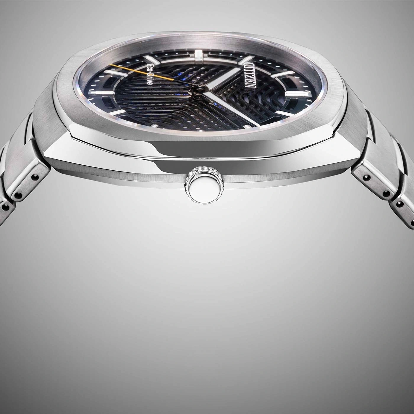 Eine elegante, moderne silberne Citizen Eco-Drive Uhr mit einem dunklen, komplizierten Zifferblatt.