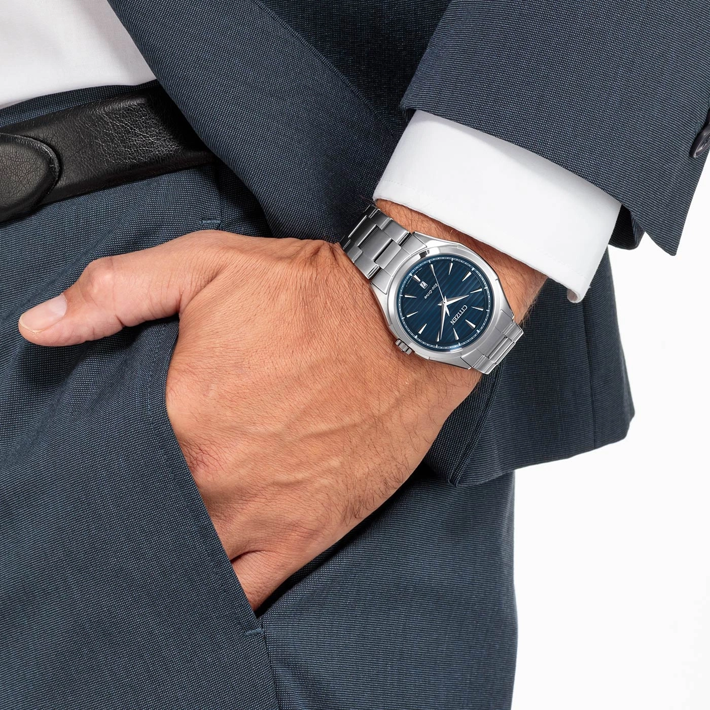 Mann im Anzug mit Uhr, Hand in der Tasche, formelle Kleidung, Geschäft