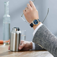Mann mit Uhr, Brille und Wasserflasche, Business-Outfit, stilvoll und elegant