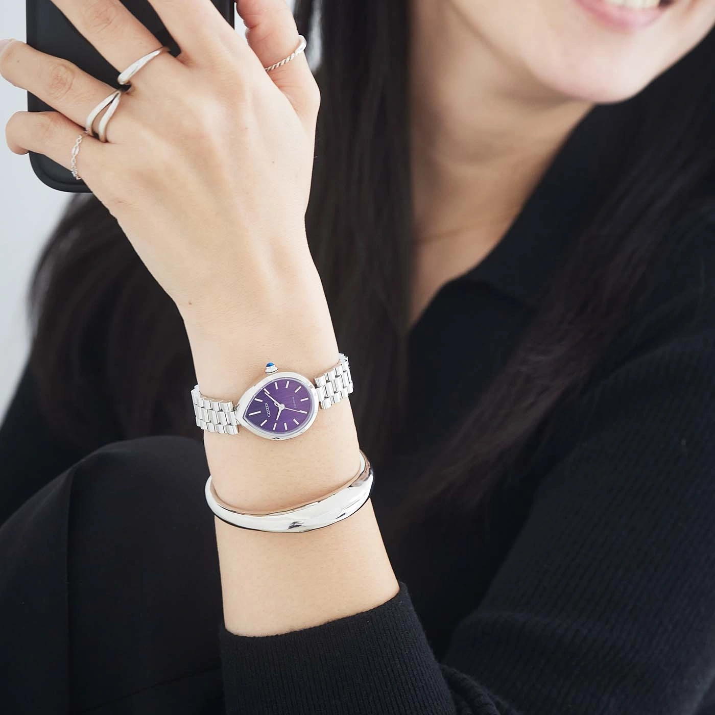 Frau mit lila Zifferblatt und silbernem Armband
