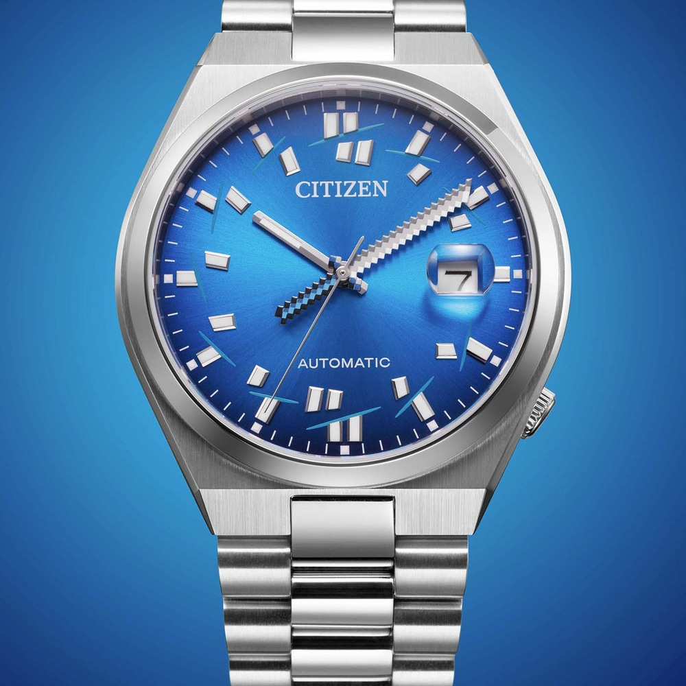 Nahaufnahme einer Citizen Automatik-Uhr mit blauem Zifferblatt und silbernem Armband.