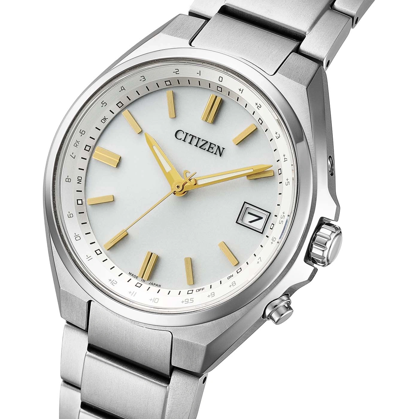 Nahaufnahme eines Citizen-Zifferblatts mit goldenen Zeigern und Markierungen.