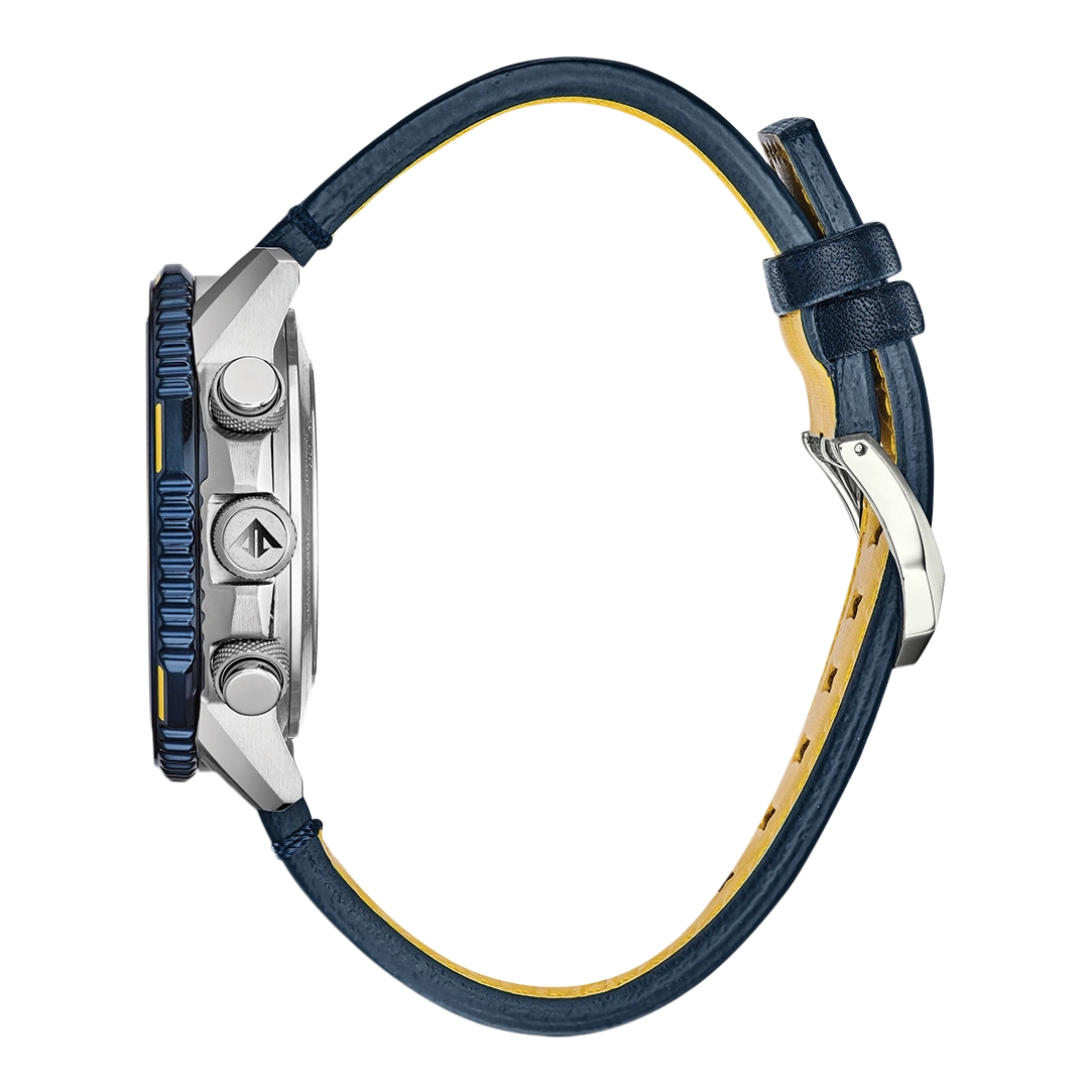 Seitenansicht einer blauen und silbernen Uhr mit Lederarmband.
