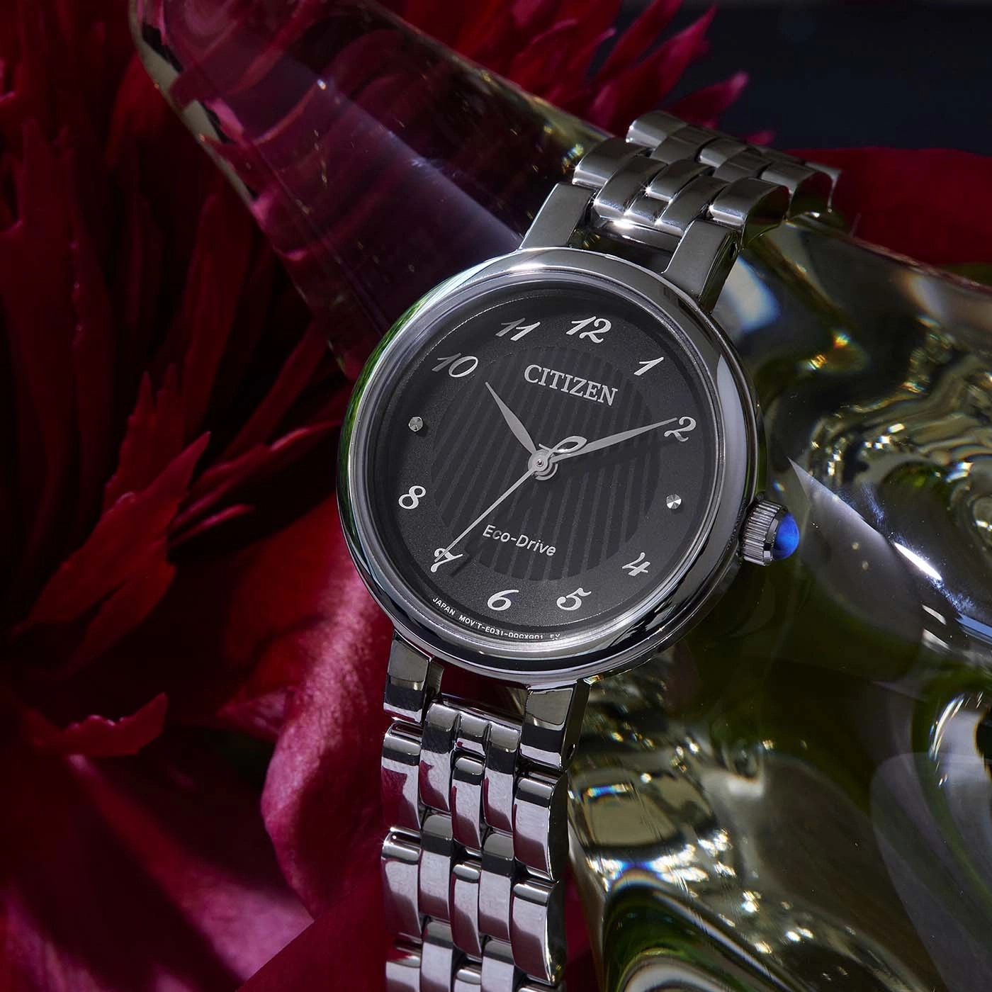 Citizen-Uhr mit schwarzem Zifferblatt, silbernem Armband und Eco-Drive-Technologie.