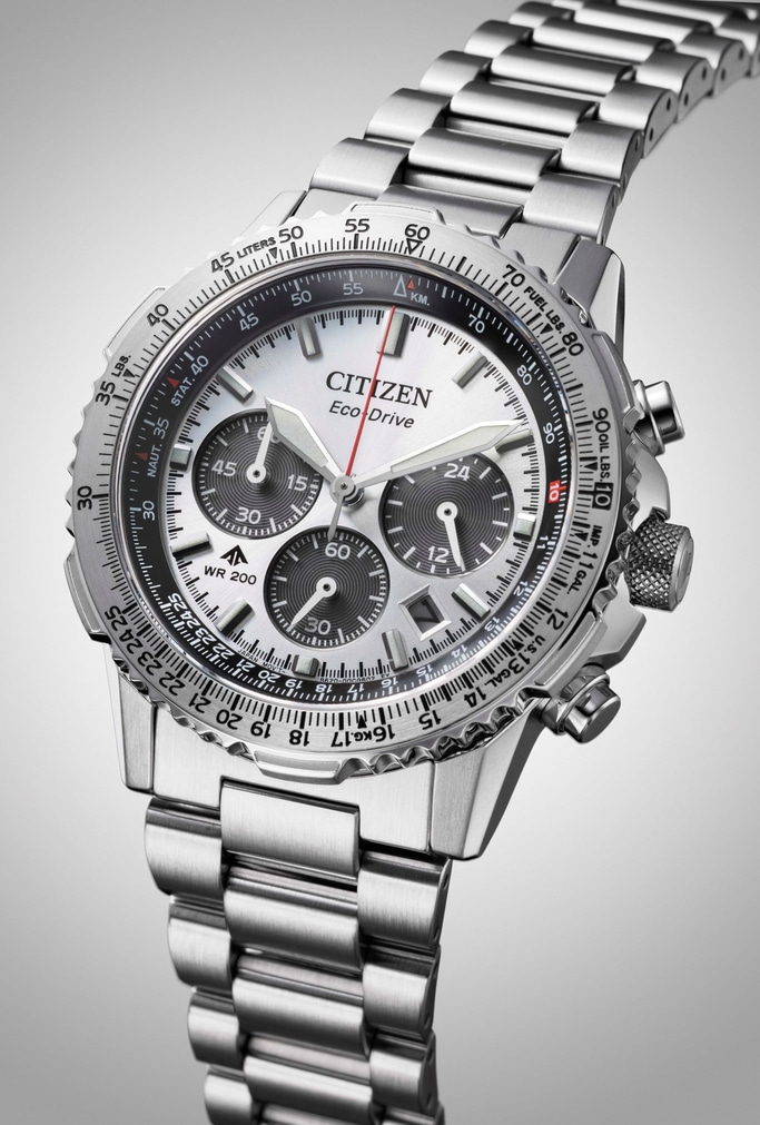 Silberne Citizen Eco-Drive Uhr mit mehreren Zifferblättern und Edelstahlarmband.