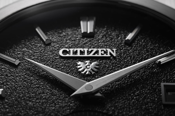 Nahaufnahme eines Citizen-Zifferblatts mit silbernen Zeigern und Logo.