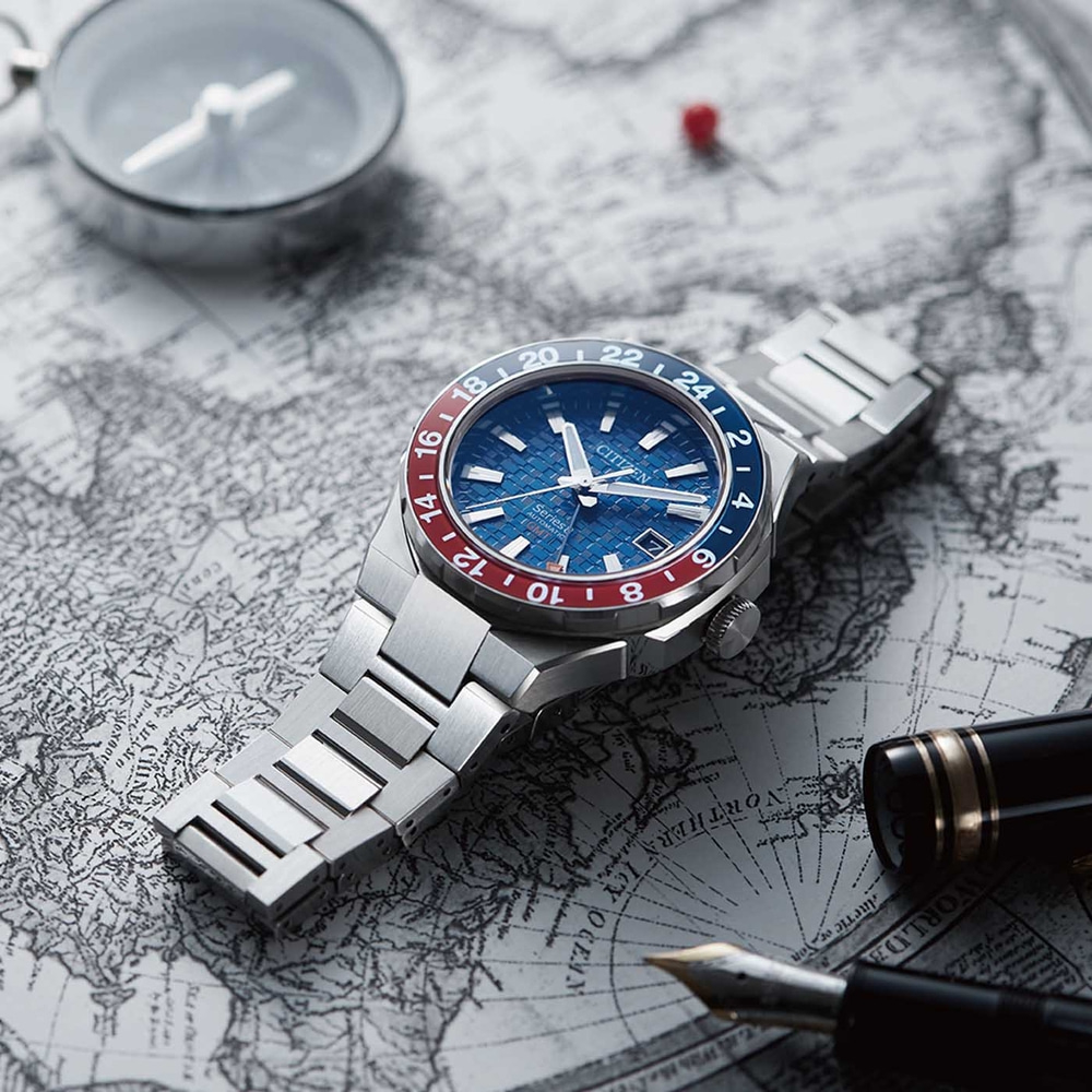 Citizen-Uhr auf Karte mit Kompass und Stift, Reisethema, blaue und rote Lünette