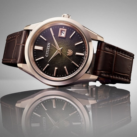 Citizen-Uhr mit braunem Lederarmband und schwarzem Zifferblatt, elegantes Design.