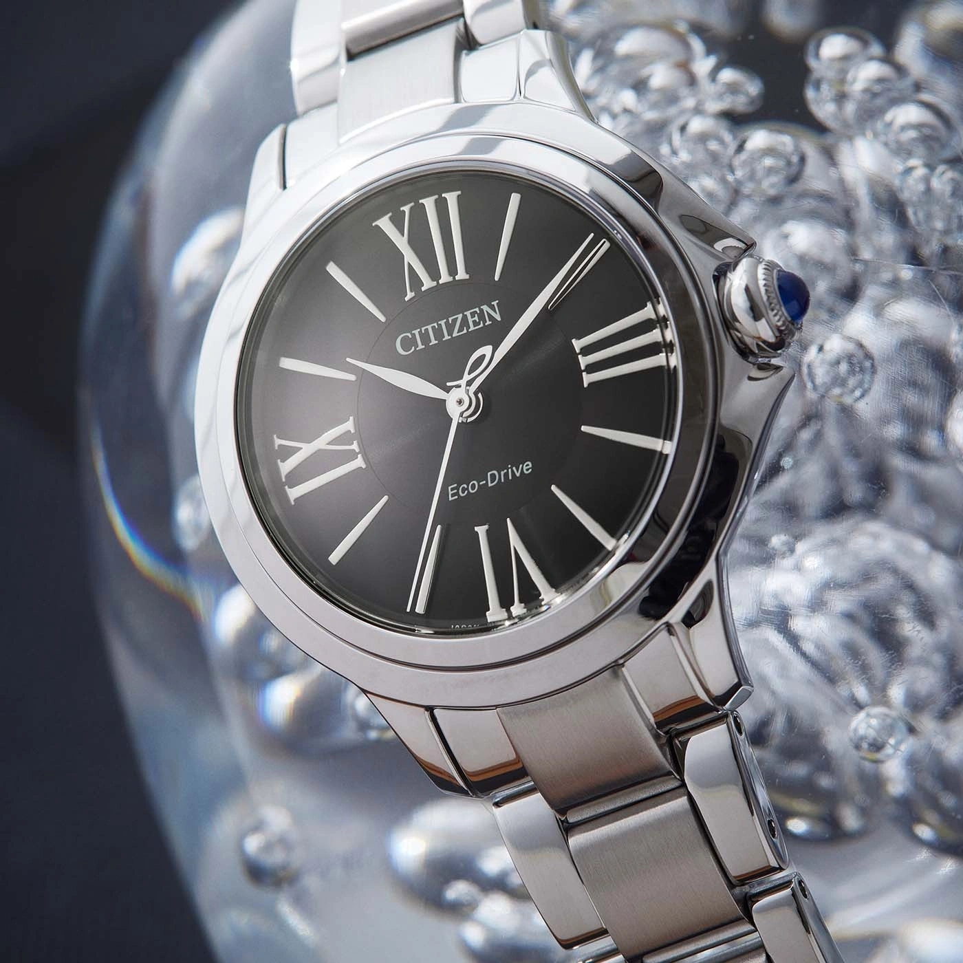 Citizen-Uhr mit schwarzem Zifferblatt und silbernem Armband, Nahaufnahme.
