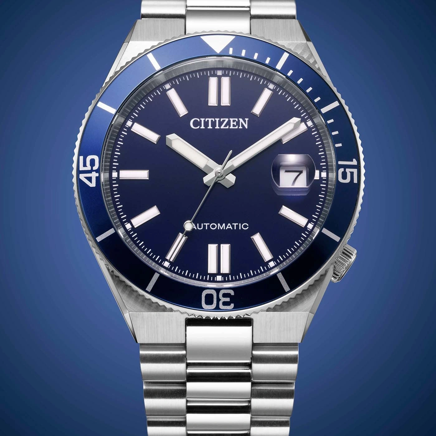 Eine blaue Citizen Automatik-Uhr mit Edelstahlarmband und silbernen Markierungen.