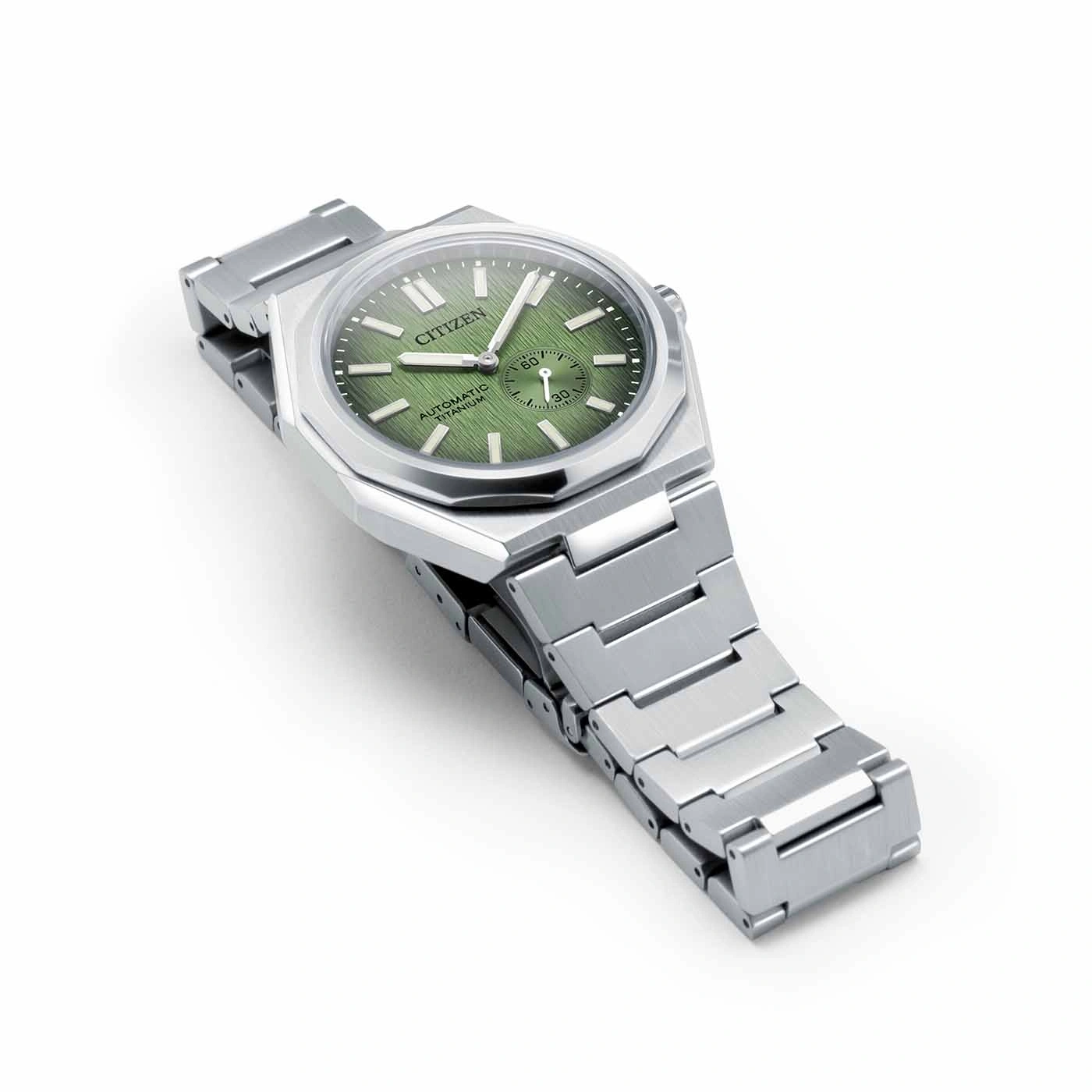 Citizen-Uhr mit grünem Zifferblatt und silbernem Armband auf weißem Hintergrund