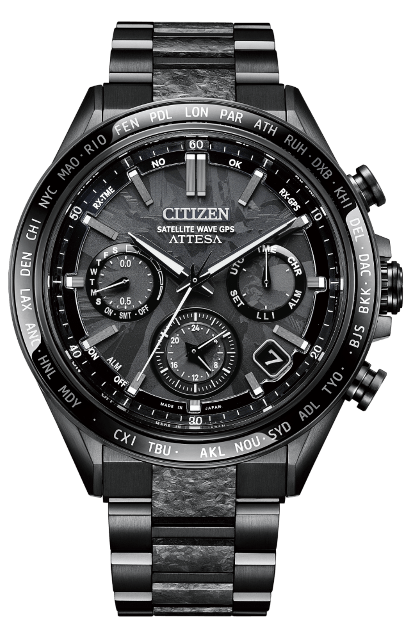 Schwarze Citizen Attesa Uhr mit mehreren Zifferblättern und Weltzeitmarkierungen auf grünem Hintergrund.