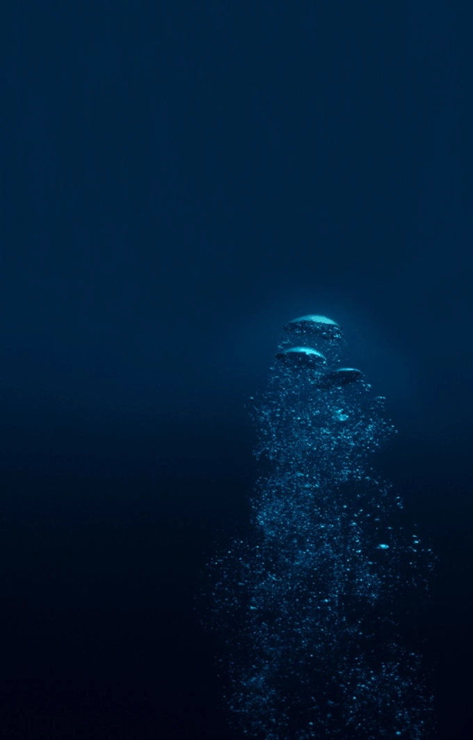 Blasen steigen in tiefblauem Wasser auf, Unterwasserszene, Ozeanleben