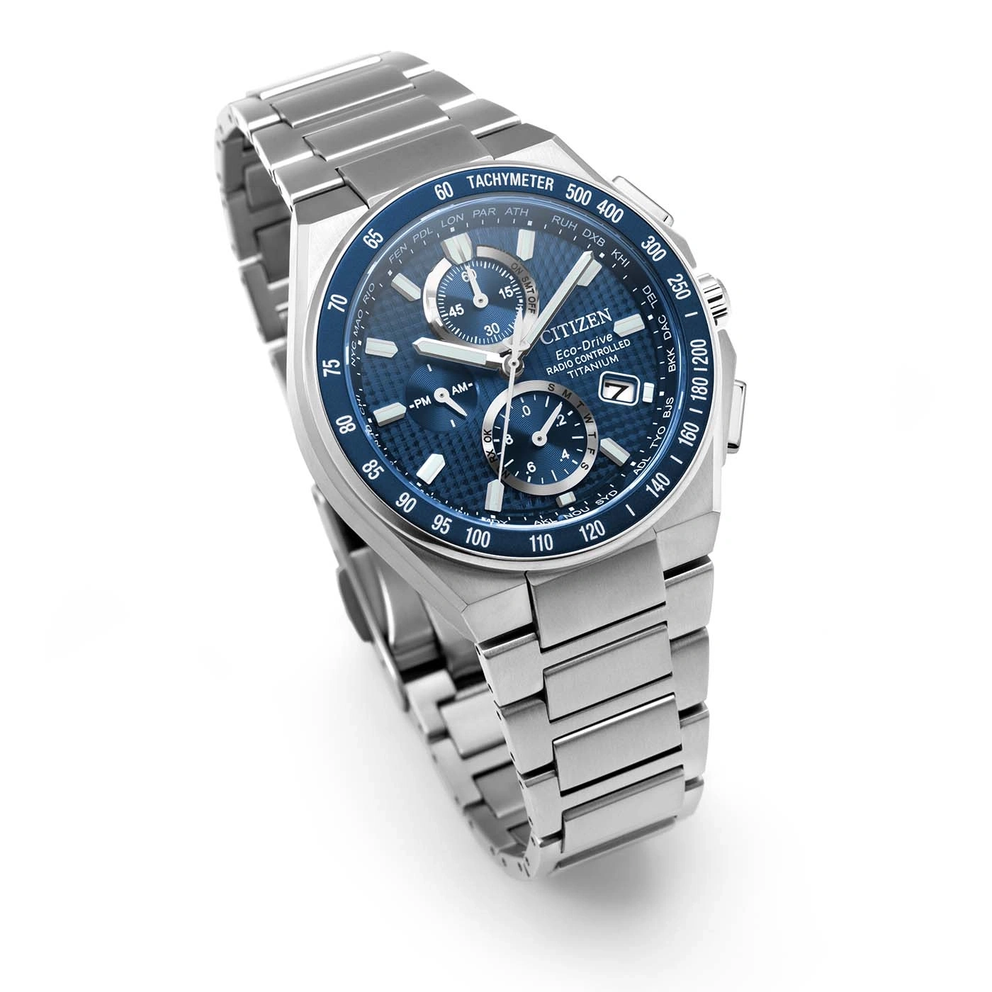 Eine blaue Citizen Eco-Drive Funkuhr aus Titan mit Metallarmband