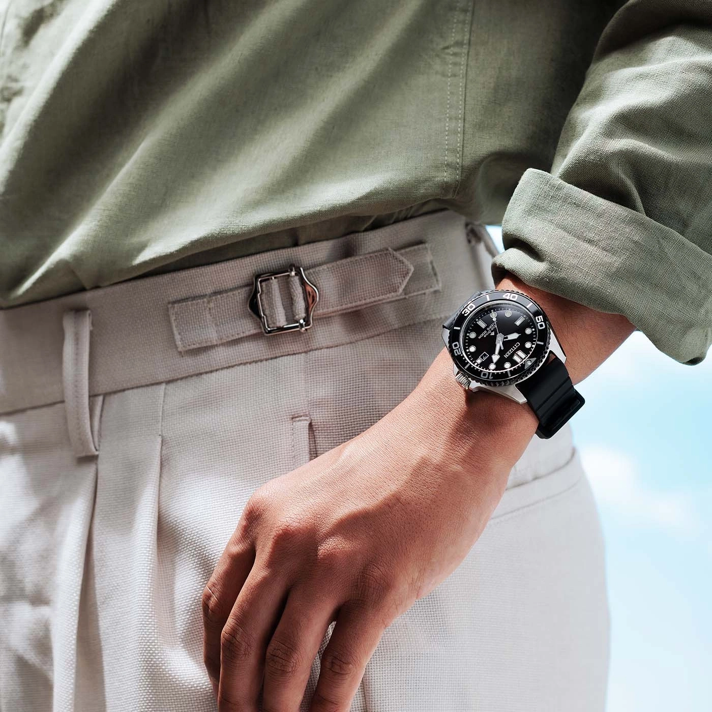 Mann trägt eine Uhr und eine hellbraune Hose