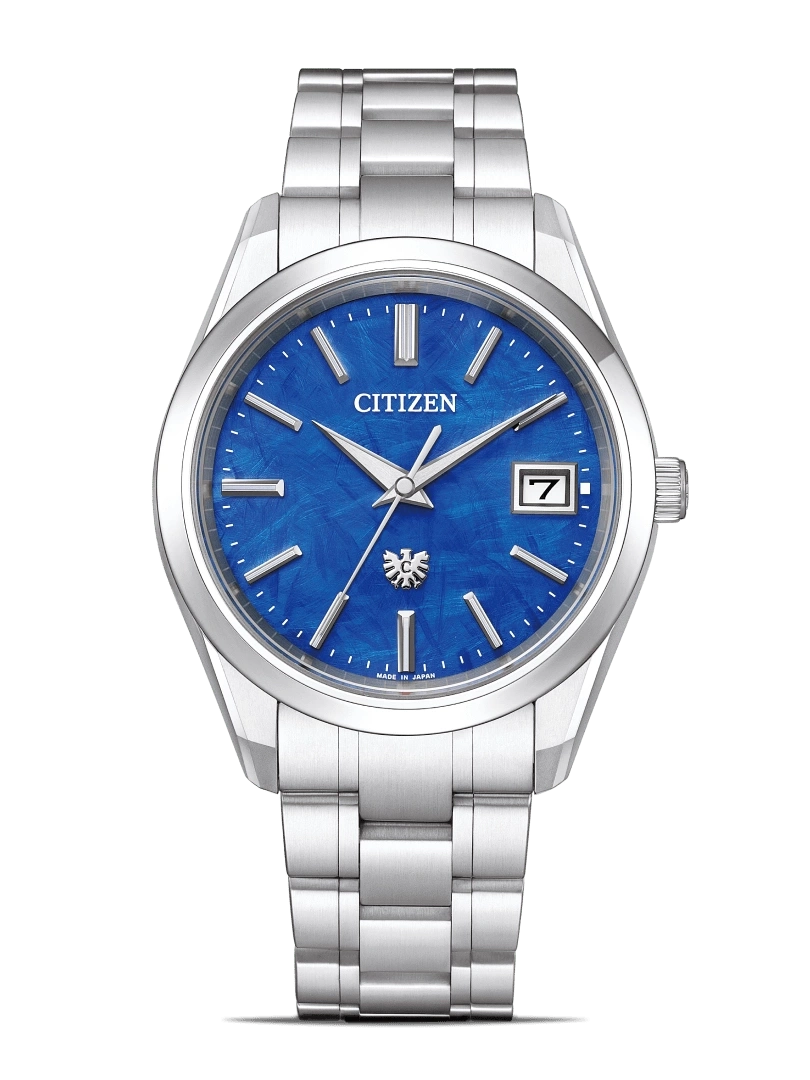 Citizen-Uhr mit blauem Zifferblatt und silbernem Armband, elegantes Design, made in Japan.