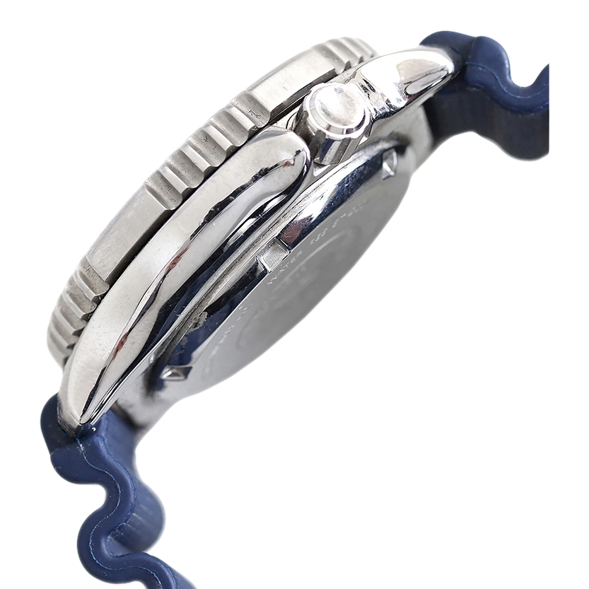 Nahaufnahme einer silbernen Uhr mit blauem Armband, Seitenansicht, glänzend.