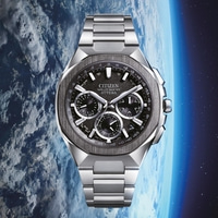 Citizen Attesa Uhr mit Satellitenwellen-GPS vor Weltraumhintergrund.