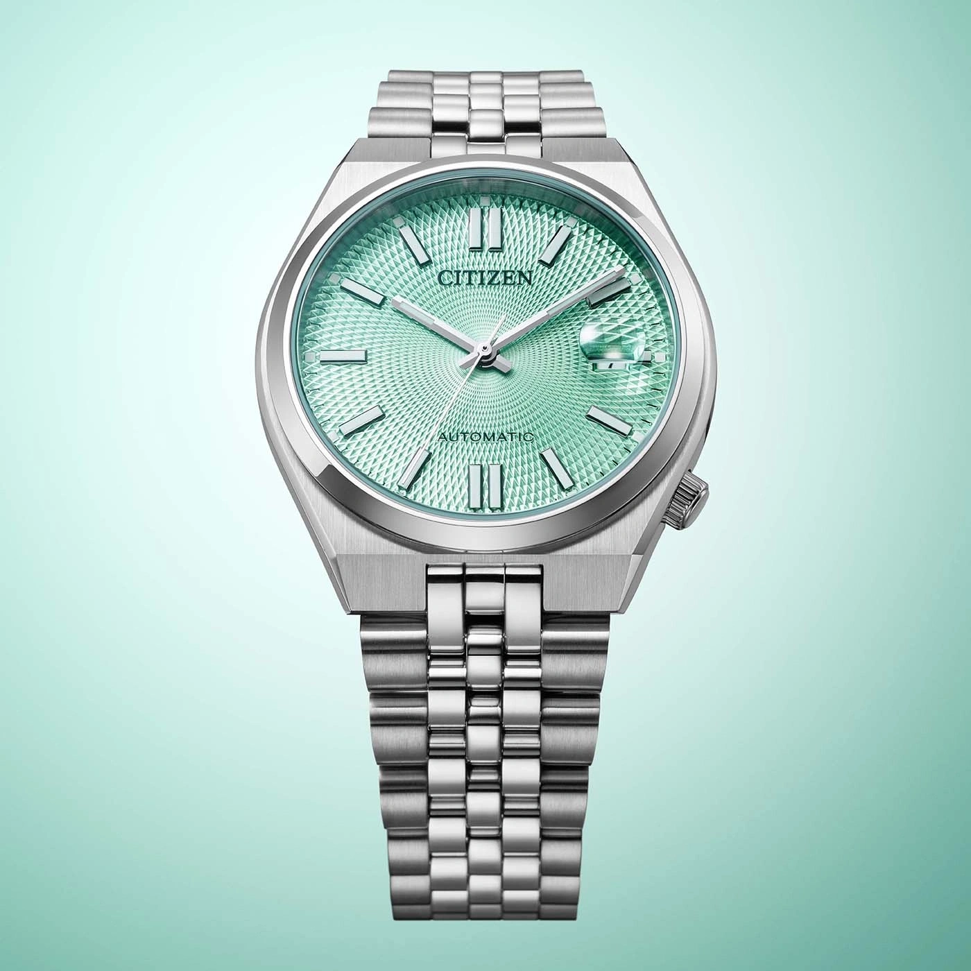 Eine Detailaufnahme einer Citizen Automatik-Uhr mit grünem Zifferblatt und Silberarmband.