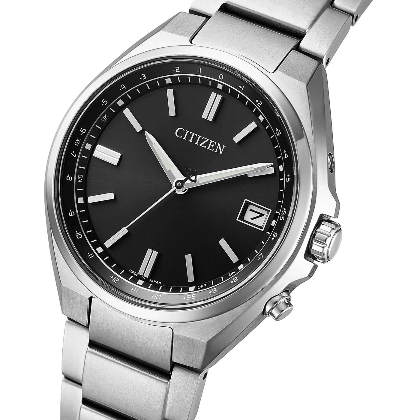 Eine Nahaufnahme einer silbernen Citizen-Uhr mit schwarzem Zifferblatt und silbernen Zeigern.