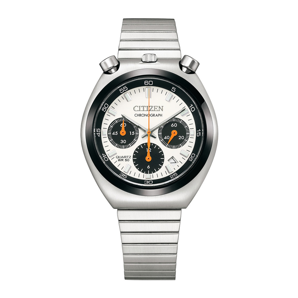 Eine silberne Citizen Chronographenuhr mit weißem Zifferblatt und orangefarbenen Akzenten.