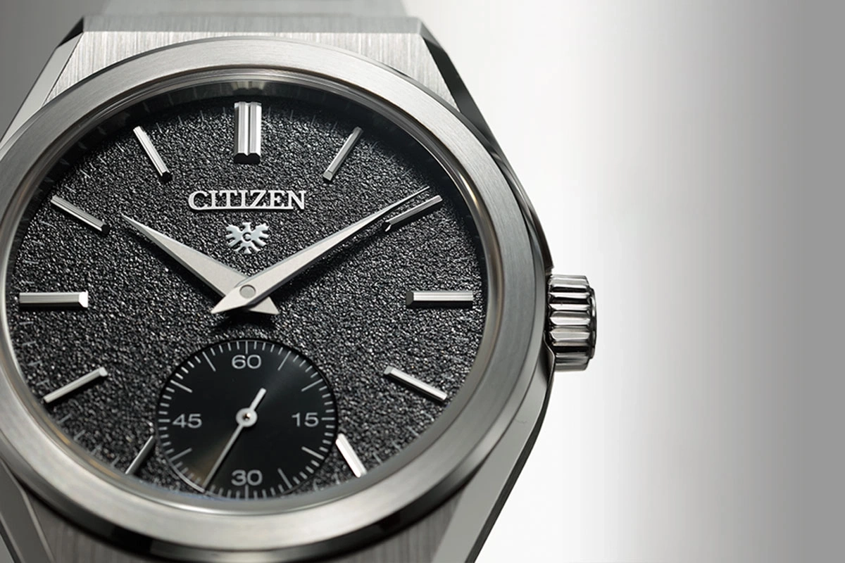Nahaufnahme einer Citizen-Uhr mit strukturiertem schwarzem Zifferblatt und silbernen Zeigern.