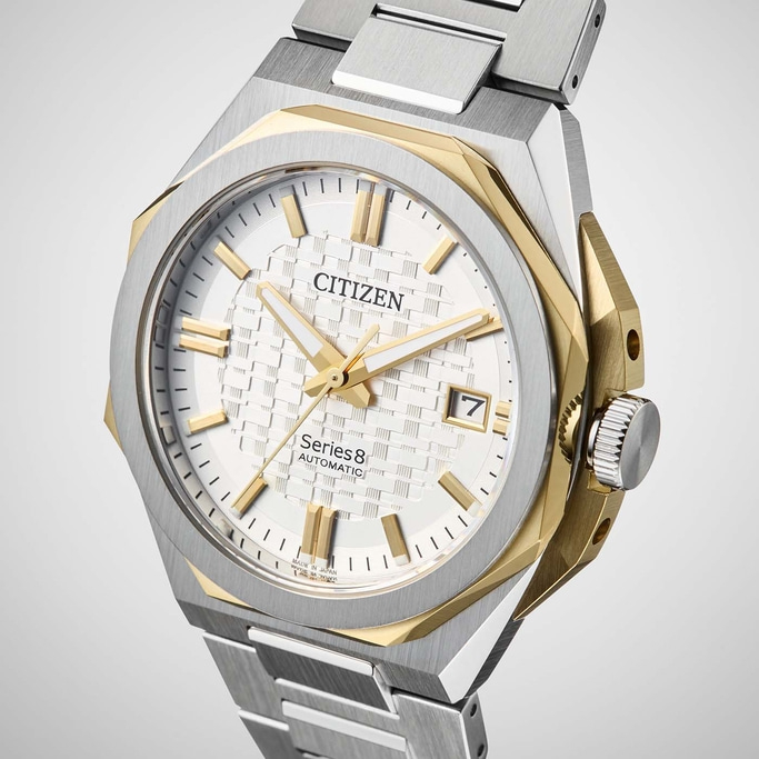Nahaufnahme einer Citizen Series 8 Automatik-Uhr mit weißem Zifferblatt und goldenen Akzenten.