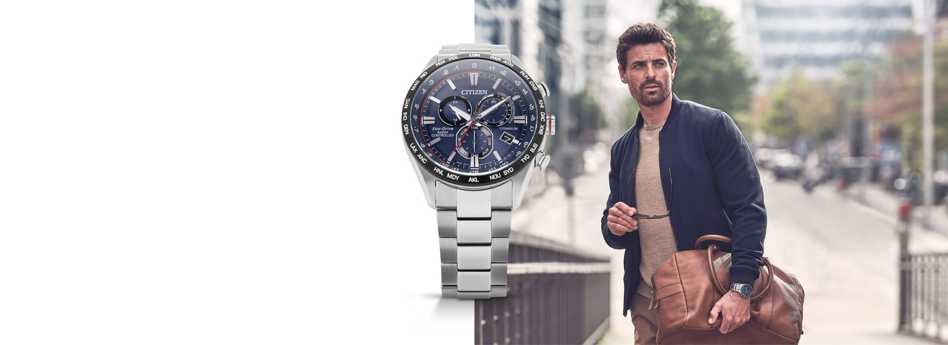 Mann mit Citizen-Uhr, Brille und Tasche, geht auf der Straße.