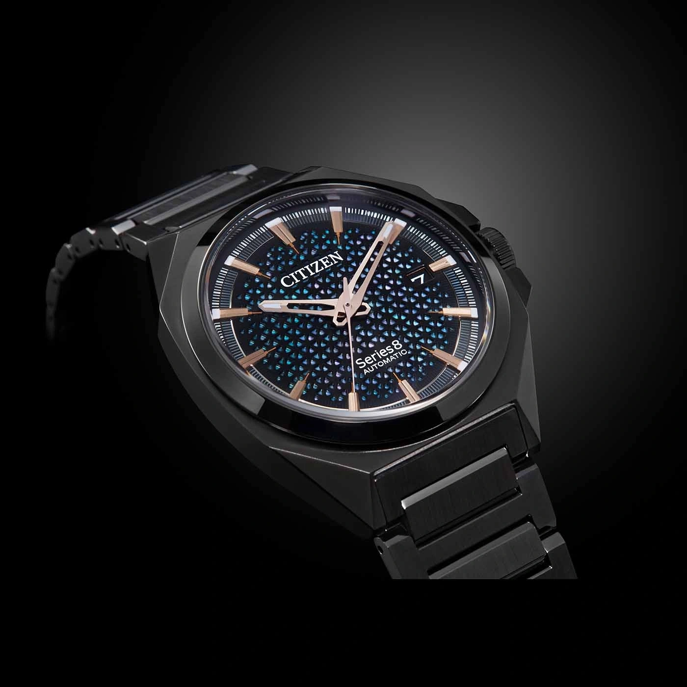 Schwarze Citizen Series 8 Automatik-Uhr mit gemustertem Zifferblatt und schwarzem Armband.