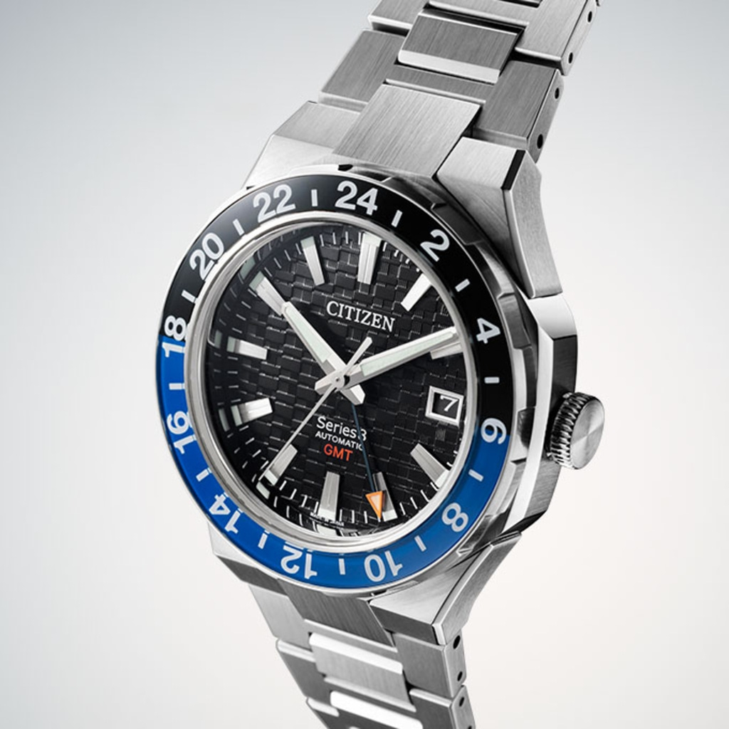 Citizen Series 3 GMT Automatik Uhr mit schwarzer und blauer Lünette und Stahlarmband.