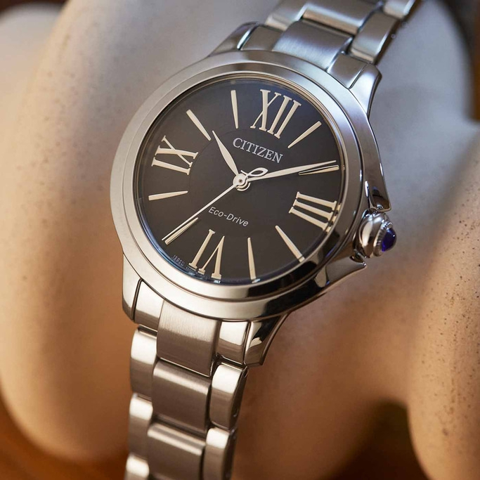 Citizen-Uhr mit schwarzem Zifferblatt und silbernem Armband, römische Ziffern.