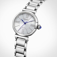 Eine silberne Citizen Eco-Drive Uhr mit blauen Zeigern und einem blauen Stein auf der Krone.