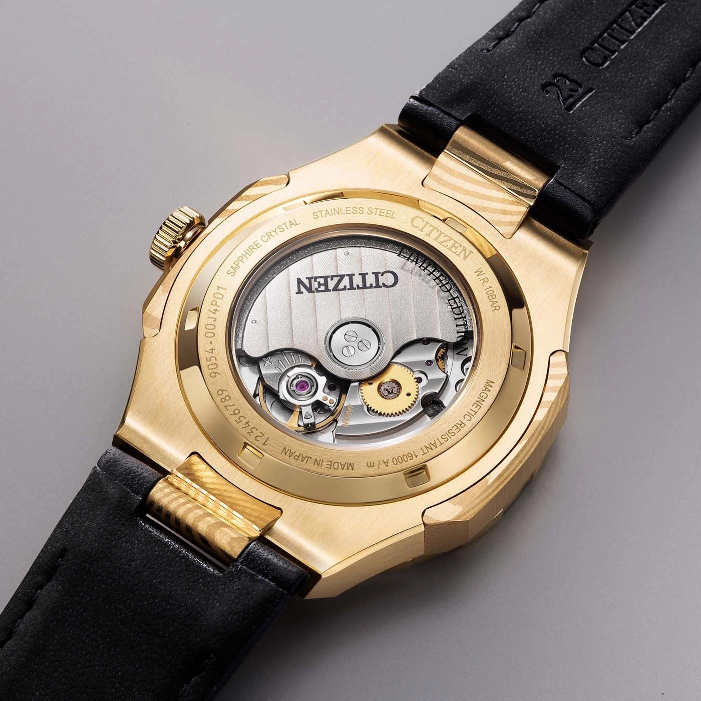 Nahaufnahme einer goldenen Citizen-Uhr Rückseite mit automatischem Uhrwerk und Inschriften.