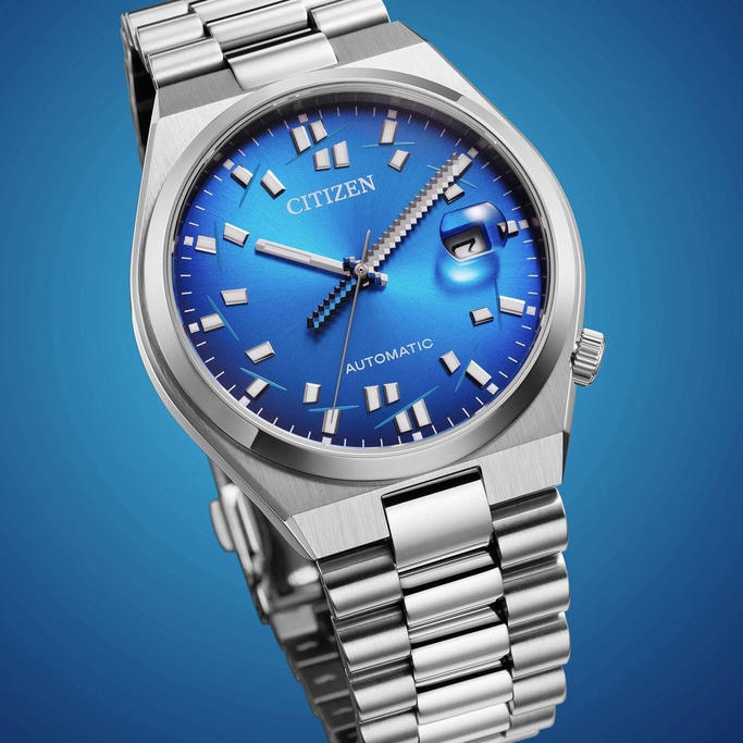 Nahaufnahme einer blauen Citizen Automatik-Uhr mit Metallarmband.