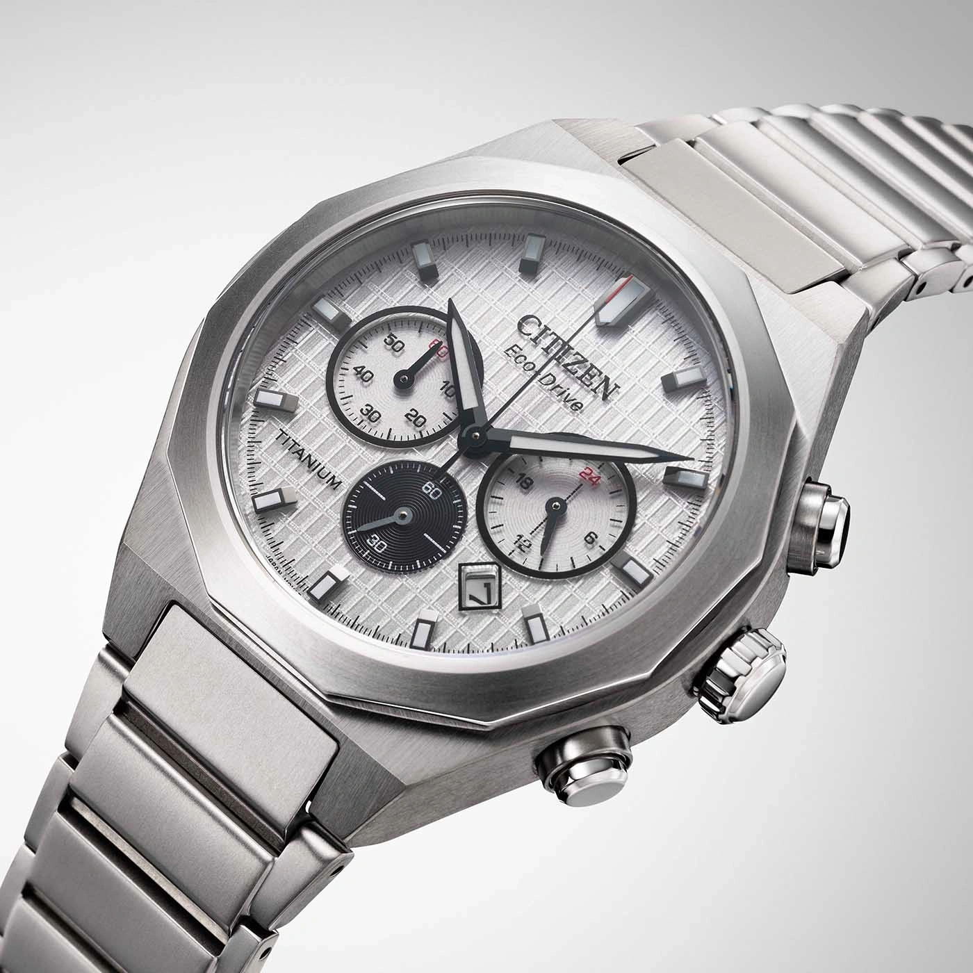 Citizen Eco-Drive Titanuhr mit Chronograph und Datumsanzeige, silbernes Zifferblatt.